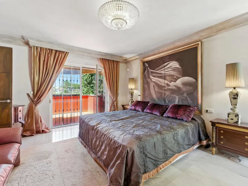 Discover the timeless charm of Andalusian architecture combined with modern luxury in this exceptional villa, ideally situated in the heart of Marbella Centro. Just a short walk from the historic Old Town and the beach, this magnificent single-family resi