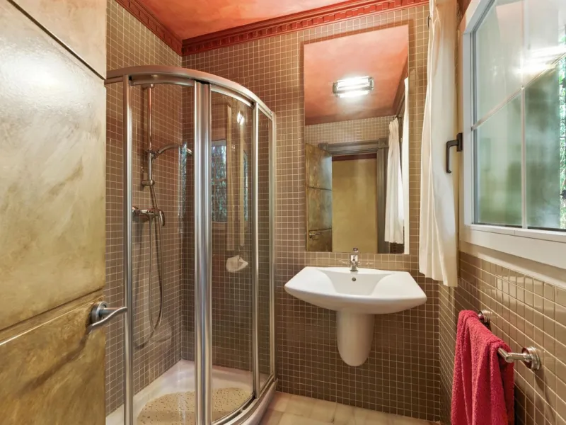 Discover the timeless charm of Andalusian architecture combined with modern luxury in this exceptional villa, ideally situated in the heart of Marbella Centro. Just a short walk from the historic Old Town and the beach, this magnificent single-family resi