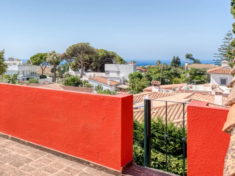 Discover the timeless charm of Andalusian architecture combined with modern luxury in this exceptional villa, ideally situated in the heart of Marbella Centro. Just a short walk from the historic Old Town and the beach, this magnificent single-family resi