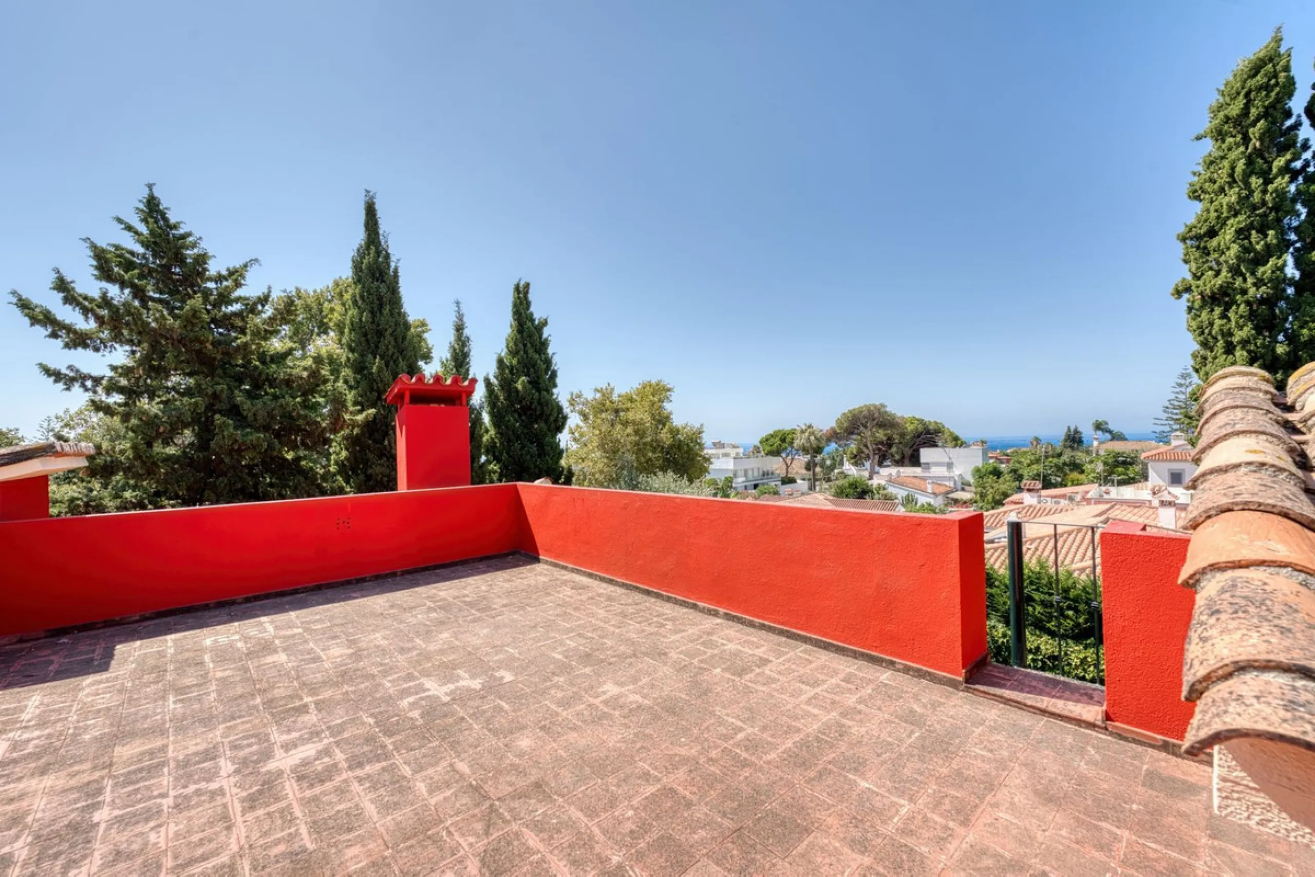 Discover the timeless charm of Andalusian architecture combined with modern luxury in this exceptional villa, ideally situated in the heart of Marbella Centro. Just a short walk from the historic Old Town and the beach, this magnificent single-family resi