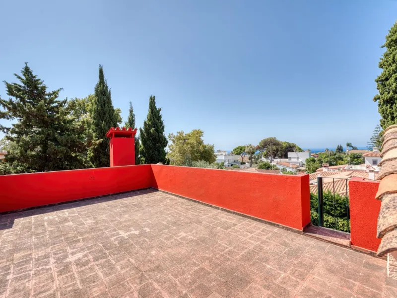 Discover the timeless charm of Andalusian architecture combined with modern luxury in this exceptional villa, ideally situated in the heart of Marbella Centro. Just a short walk from the historic Old Town and the beach, this magnificent single-family resi