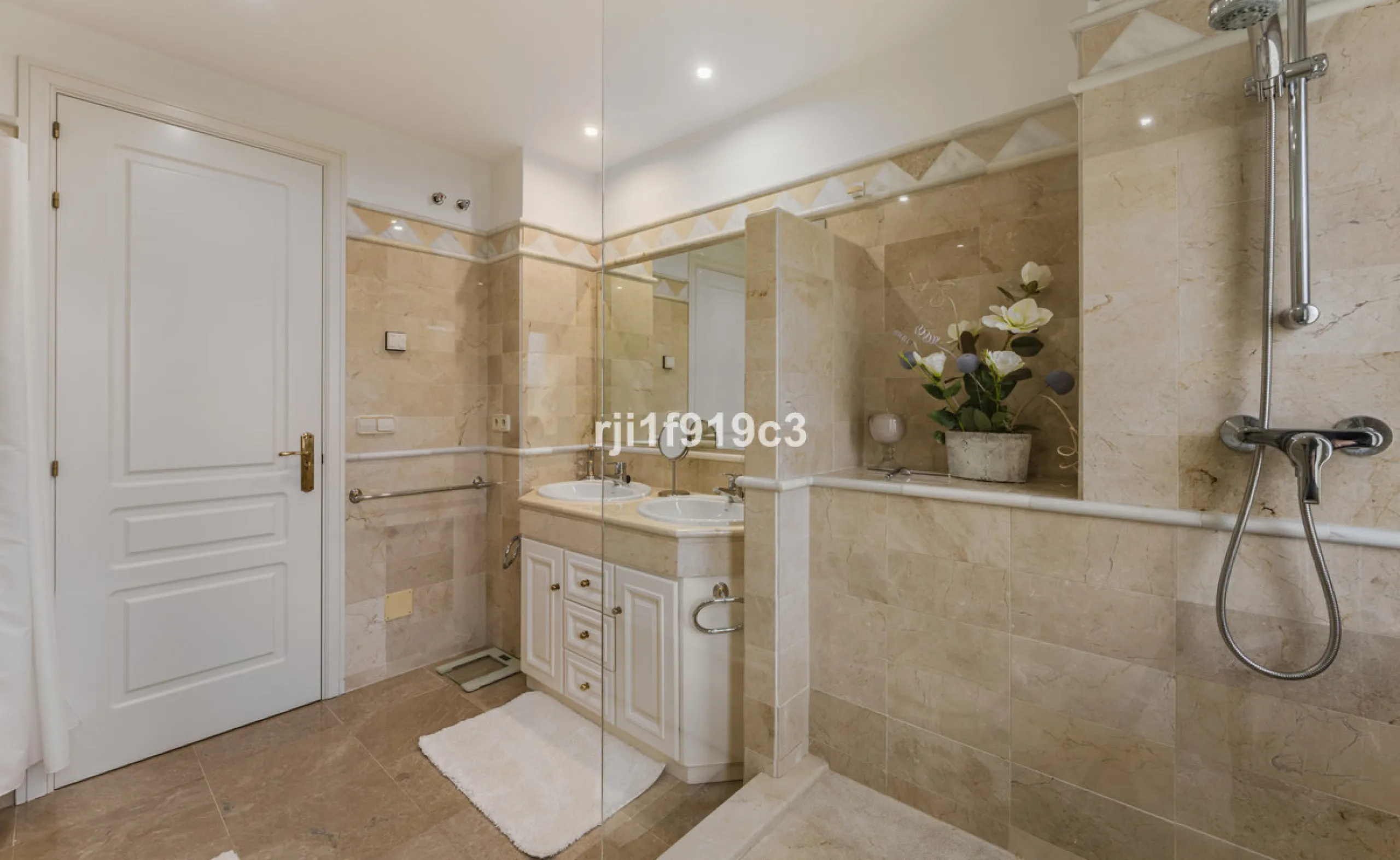 Wunderbares Apartment in der renommierten Wohnanlage Elviria Hills, einer der exklusivsten und begehrtesten Lagen im Osten von Marbella. Dieses elegante Apartment mit 103 m² zeichnet sich durch Großzügigkeit, Helligkeit und ein unvergleichliches Qualitätsniveau aus