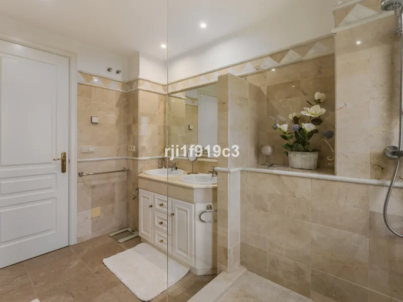Wunderbares Apartment in der renommierten Wohnanlage Elviria Hills, einer der exklusivsten und begehrtesten Lagen im Osten von Marbella. Dieses elegante Apartment mit 103 m² zeichnet sich durch Großzügigkeit, Helligkeit und ein unvergleichliches Qualitätsniveau aus