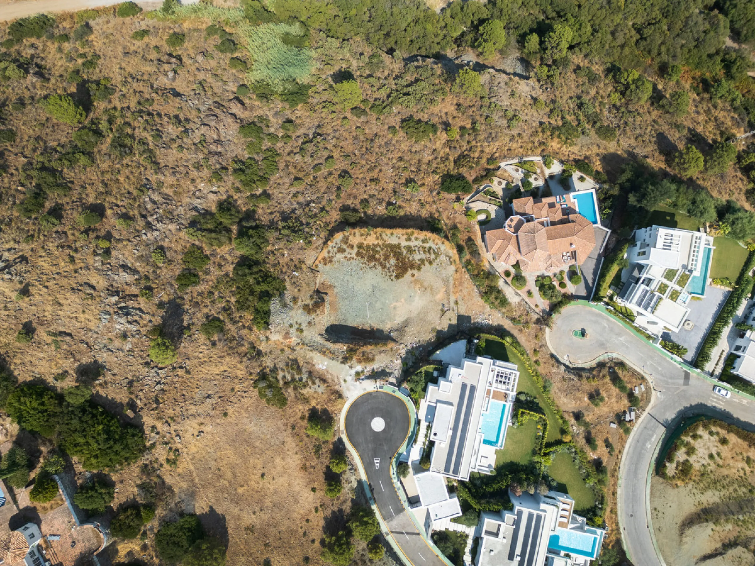 Plot - Land в продаже в Benahavís, Málaga. Площадь участка 1812 м²