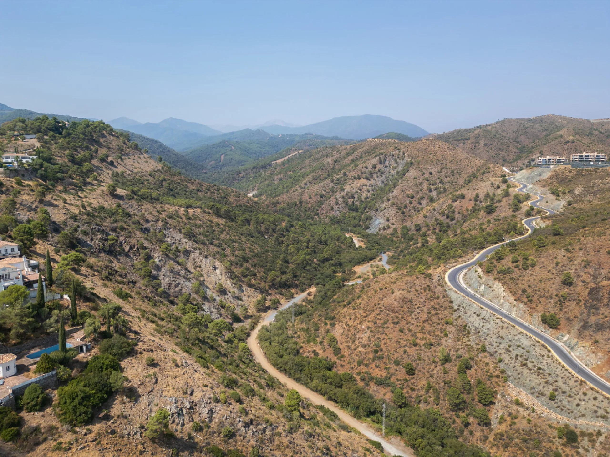 Plot - Land в продаже в Benahavís, Málaga. Площадь участка 1812 м²