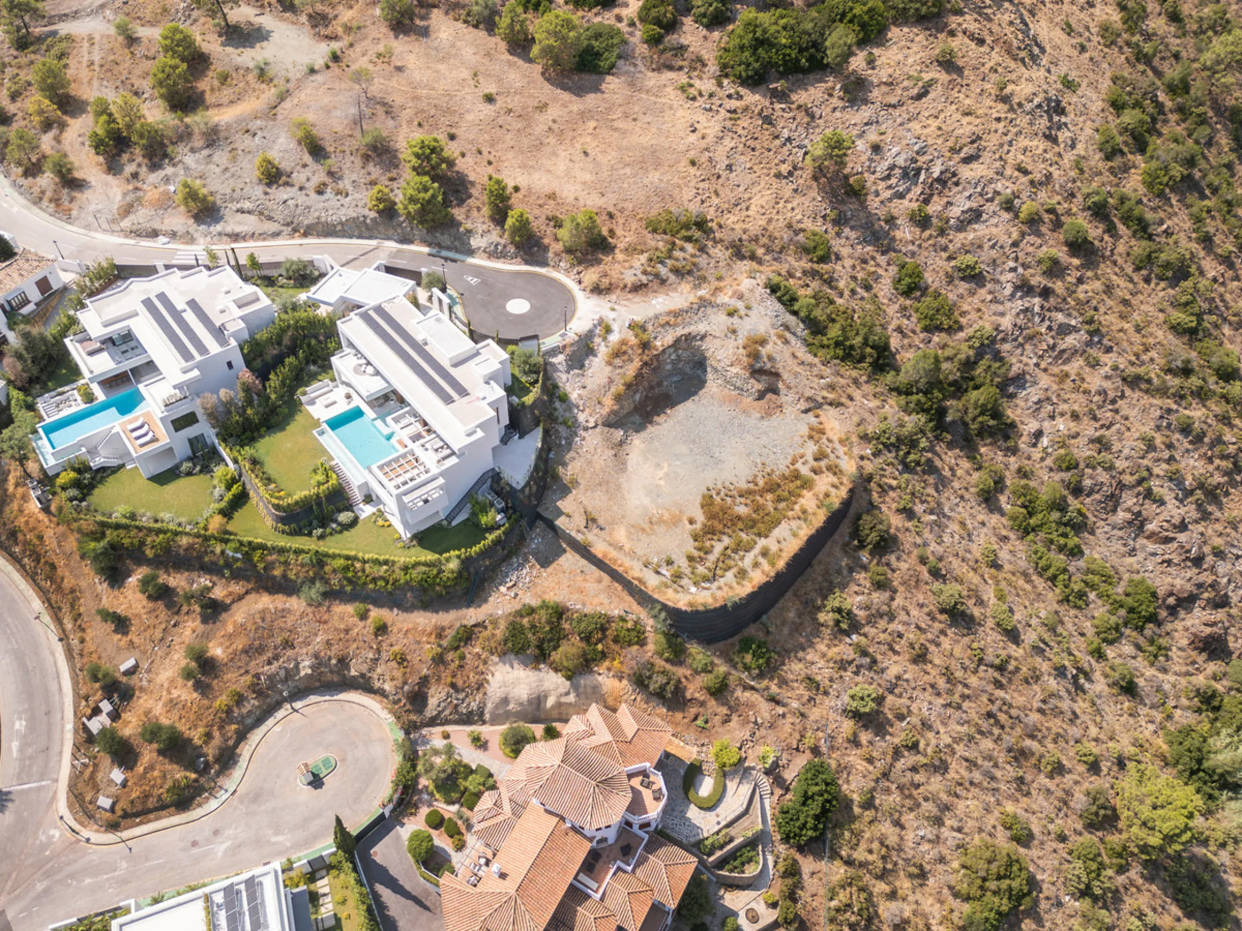 Plot - Land в продаже в Benahavís, Málaga. Площадь участка 1812 м²