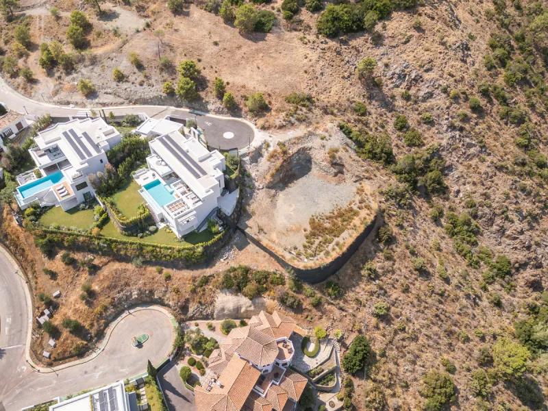 Plot - Land в продаже в Benahavís, Málaga. Площадь участка 1812 м²