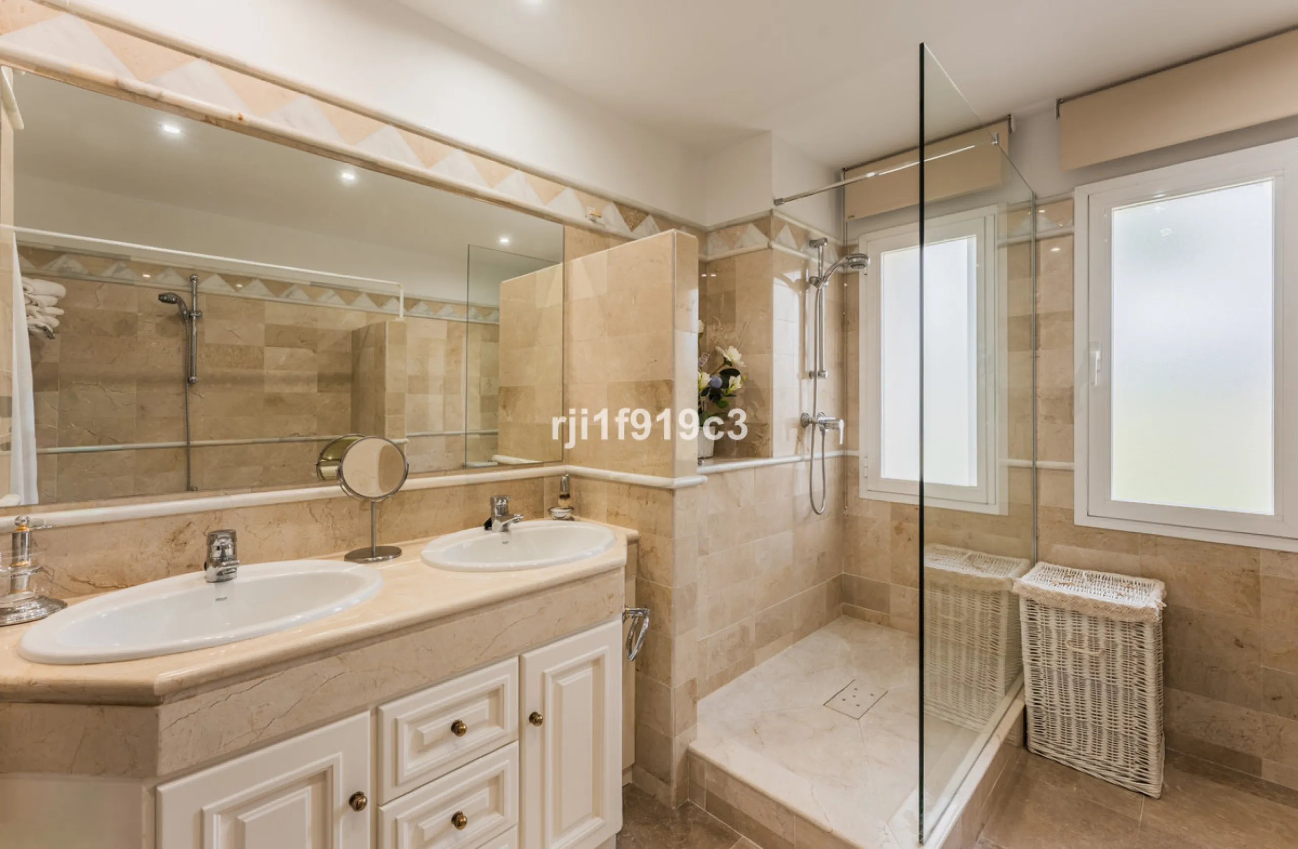 Wunderbares Apartment in der renommierten Wohnanlage Elviria Hills, einer der exklusivsten und begehrtesten Lagen im Osten von Marbella. Dieses elegante Apartment mit 103 m² zeichnet sich durch Großzügigkeit, Helligkeit und ein unvergleichliches Qualitätsniveau aus