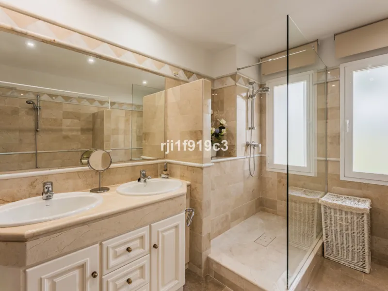 Wunderbares Apartment in der renommierten Wohnanlage Elviria Hills, einer der exklusivsten und begehrtesten Lagen im Osten von Marbella. Dieses elegante Apartment mit 103 m² zeichnet sich durch Großzügigkeit, Helligkeit und ein unvergleichliches Qualitätsniveau aus