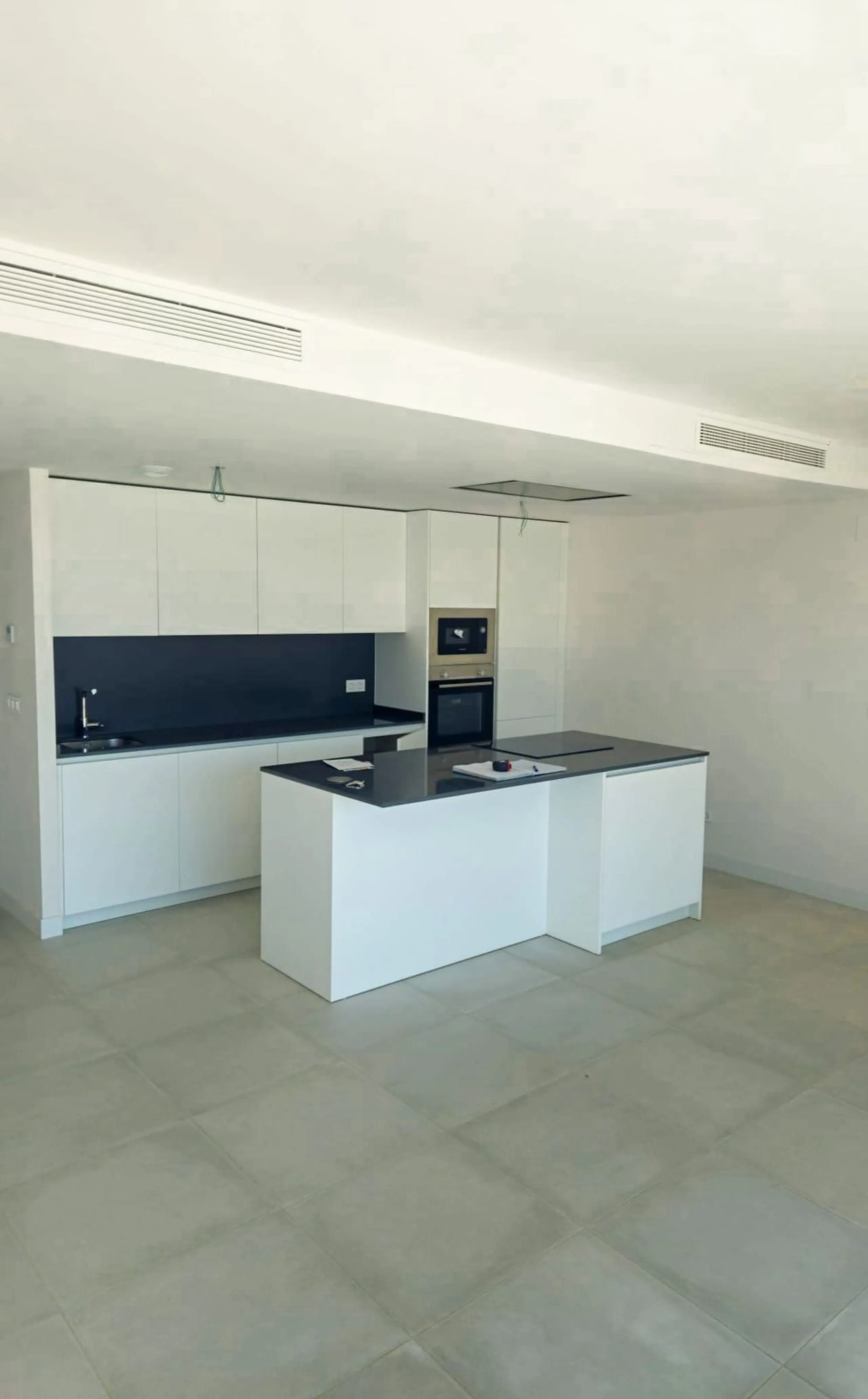 Middle Apartment in Oasis 325 Phase II, Estepona