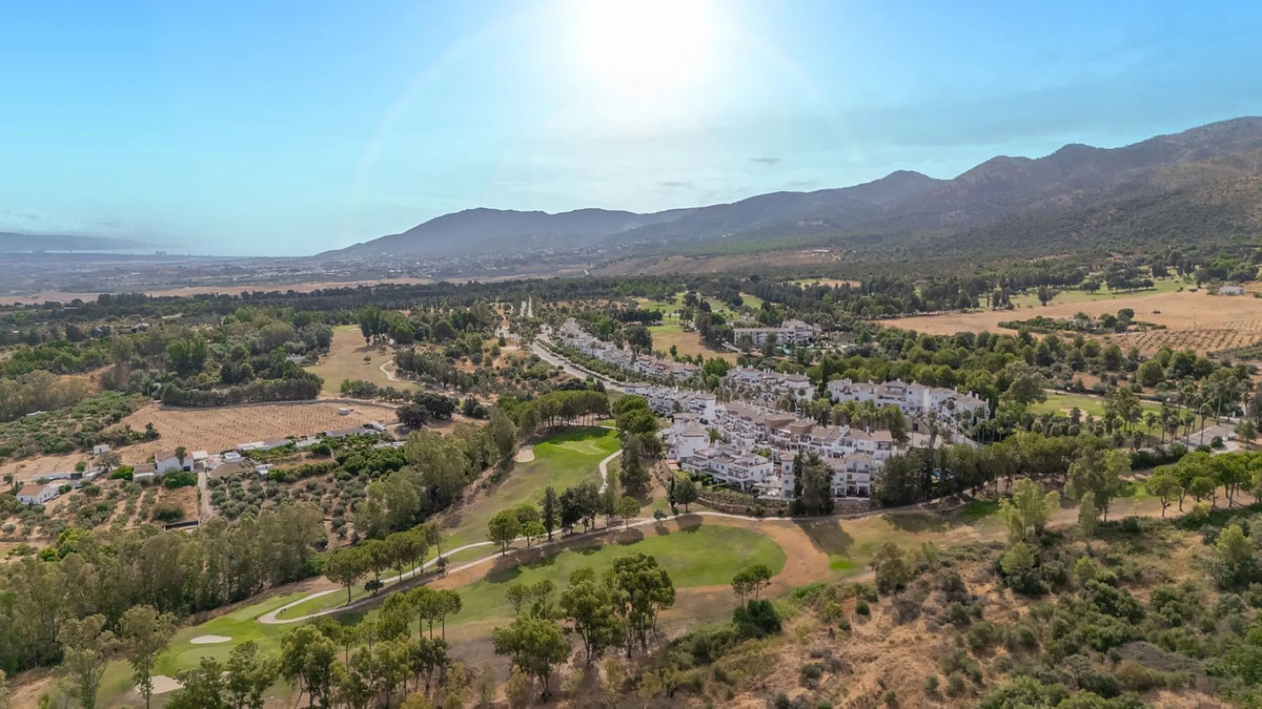 This amazing house is located on one of the most beautiful golf courses on the Costa del Sol, Lauro Golf.