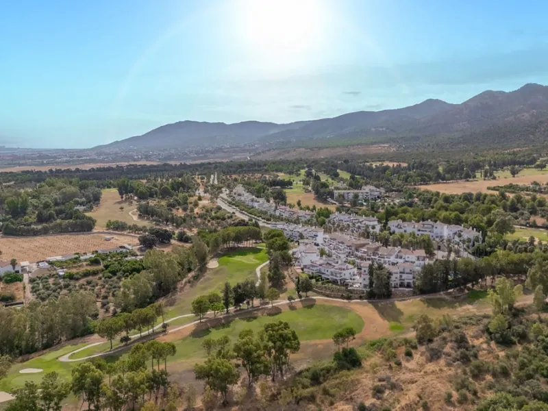 This amazing house is located on one of the most beautiful golf courses on the Costa del Sol, Lauro Golf.