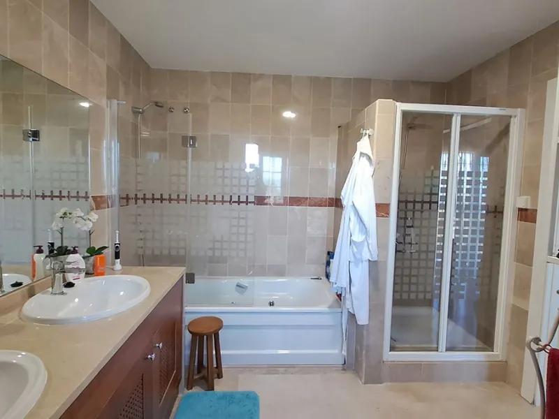 This amazing house is located on one of the most beautiful golf courses on the Costa del Sol, Lauro Golf.