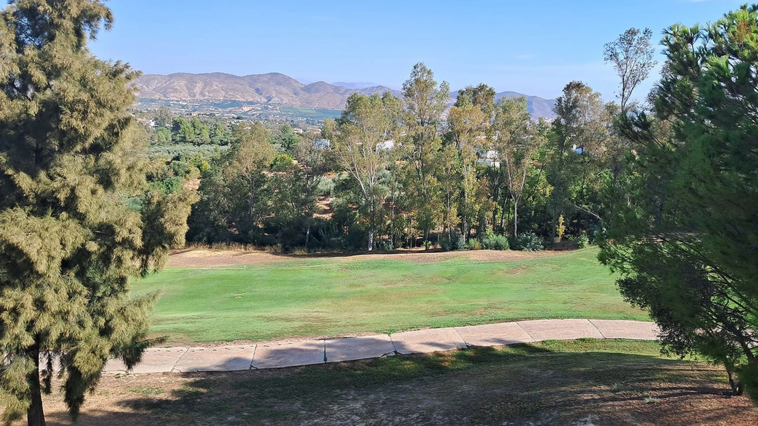 This amazing house is located on one of the most beautiful golf courses on the Costa del Sol, Lauro Golf.