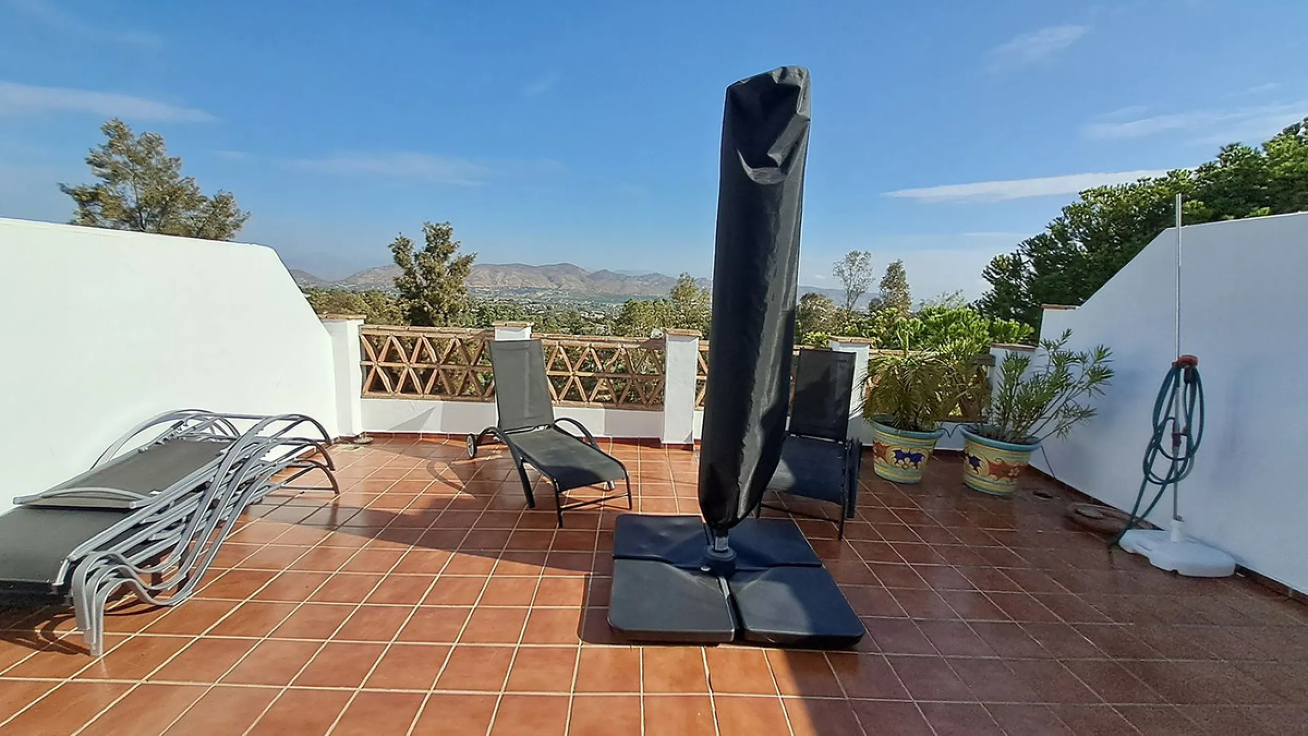 This amazing house is located on one of the most beautiful golf courses on the Costa del Sol, Lauro Golf.