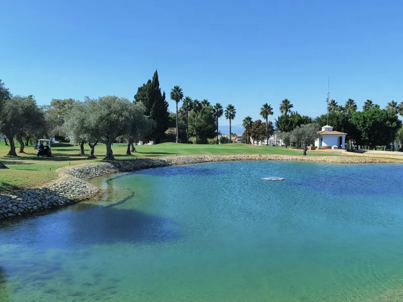 This amazing house is located on one of the most beautiful golf courses on the Costa del Sol, Lauro Golf.
