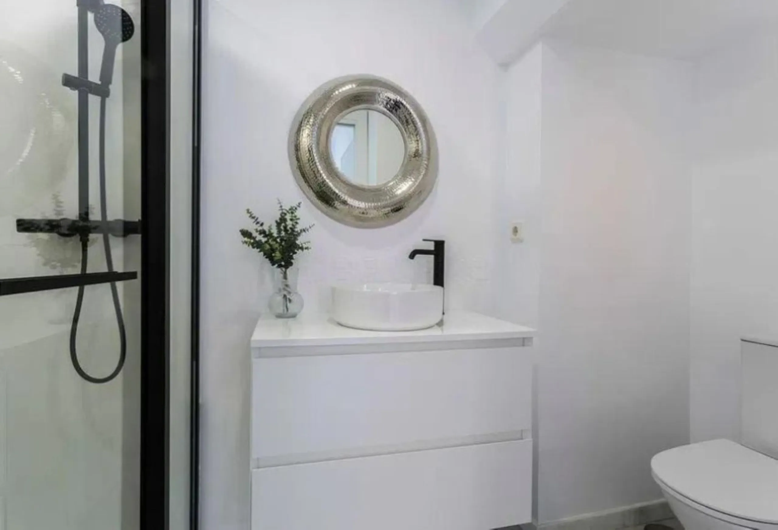 Spectacular duplex for sale in the Las Brisas Urbanization, Manilva. Completely renovated designer home, ready to move in.
