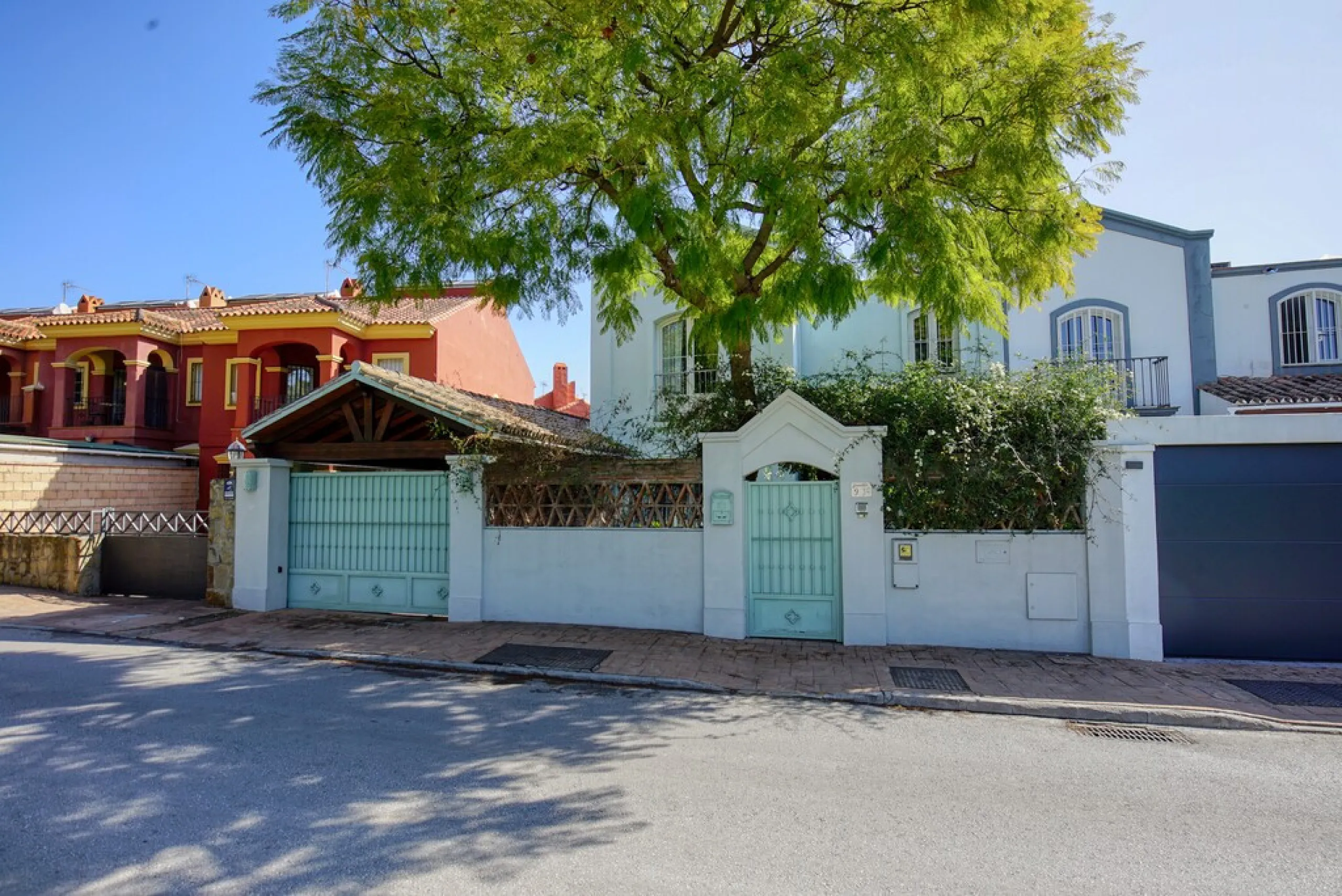A fantastic opportunity to renovate and add value in one of the most sought-after golf locations on the coast.
