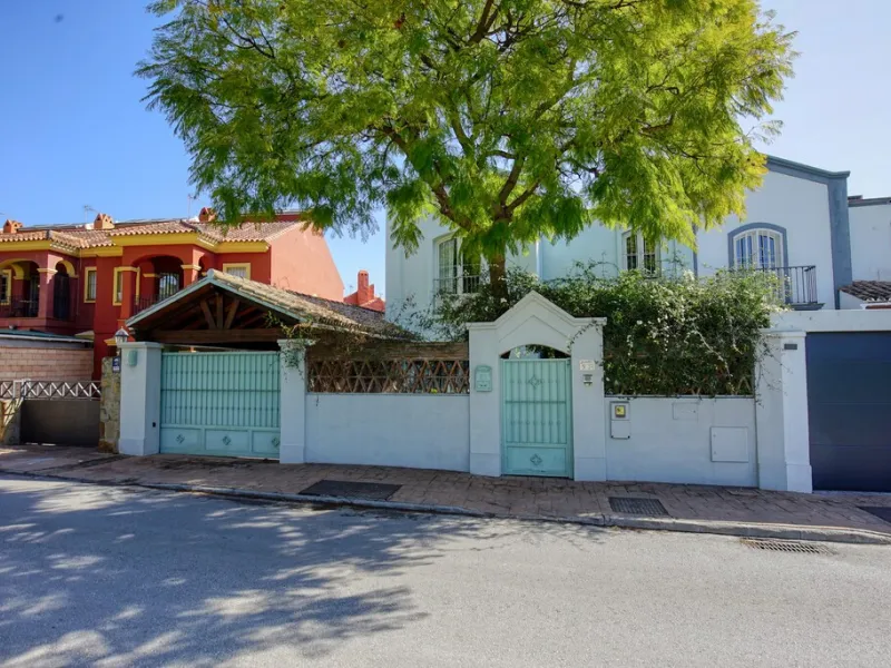 A fantastic opportunity to renovate and add value in one of the most sought-after golf locations on the coast.