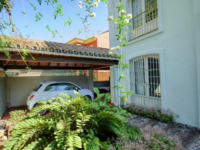 A fantastic opportunity to renovate and add value in one of the most sought-after golf locations on the coast.