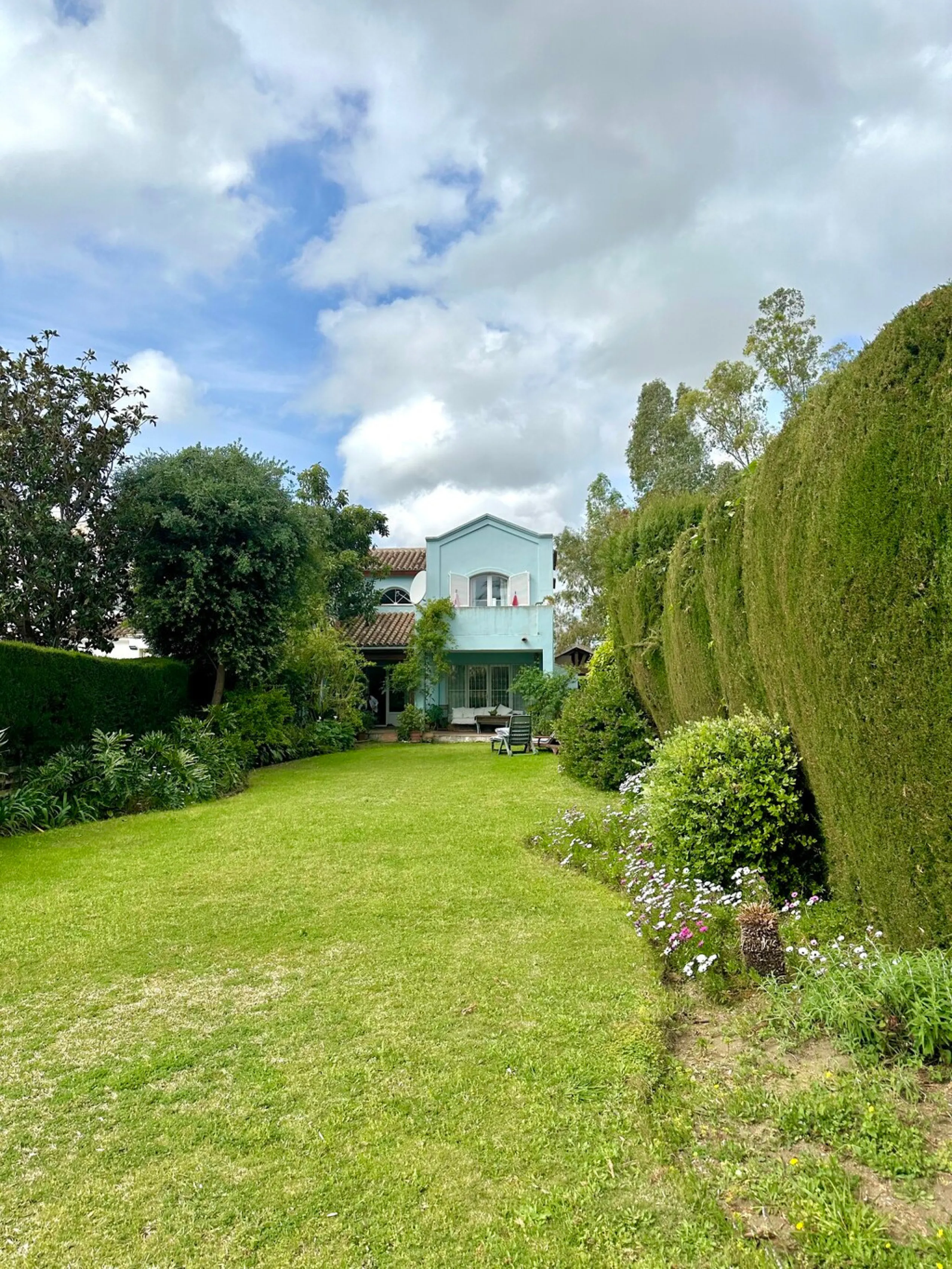 A fantastic opportunity to renovate and add value in one of the most sought-after golf locations on the coast.