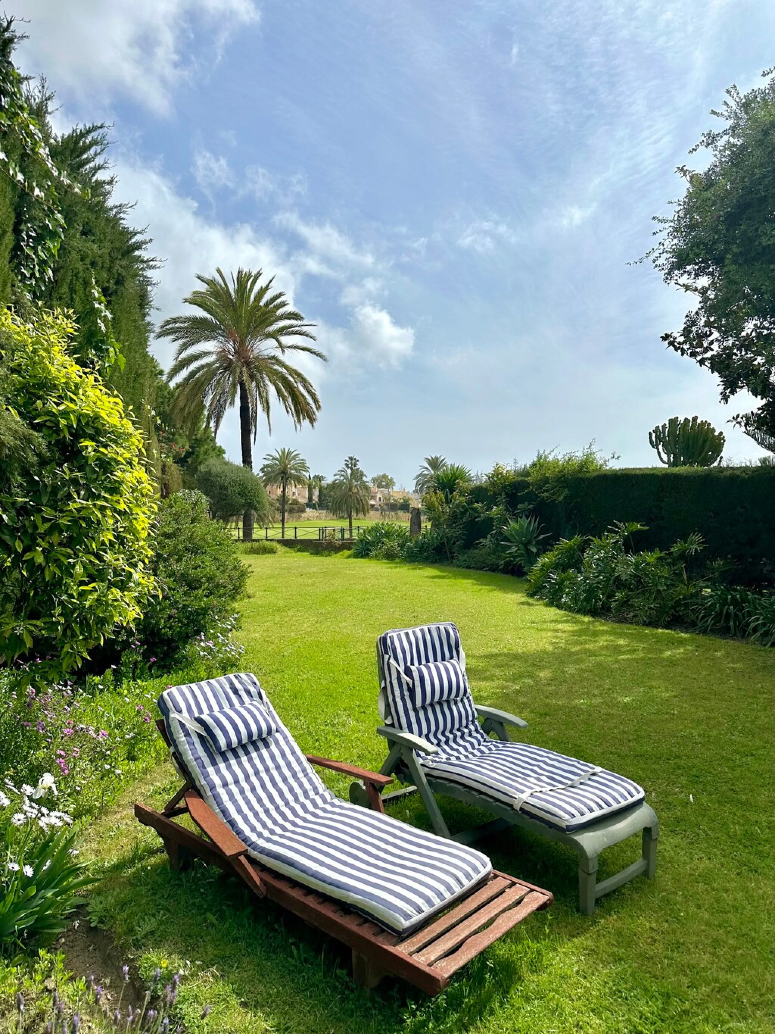 A fantastic opportunity to renovate and add value in one of the most sought-after golf locations on the coast.