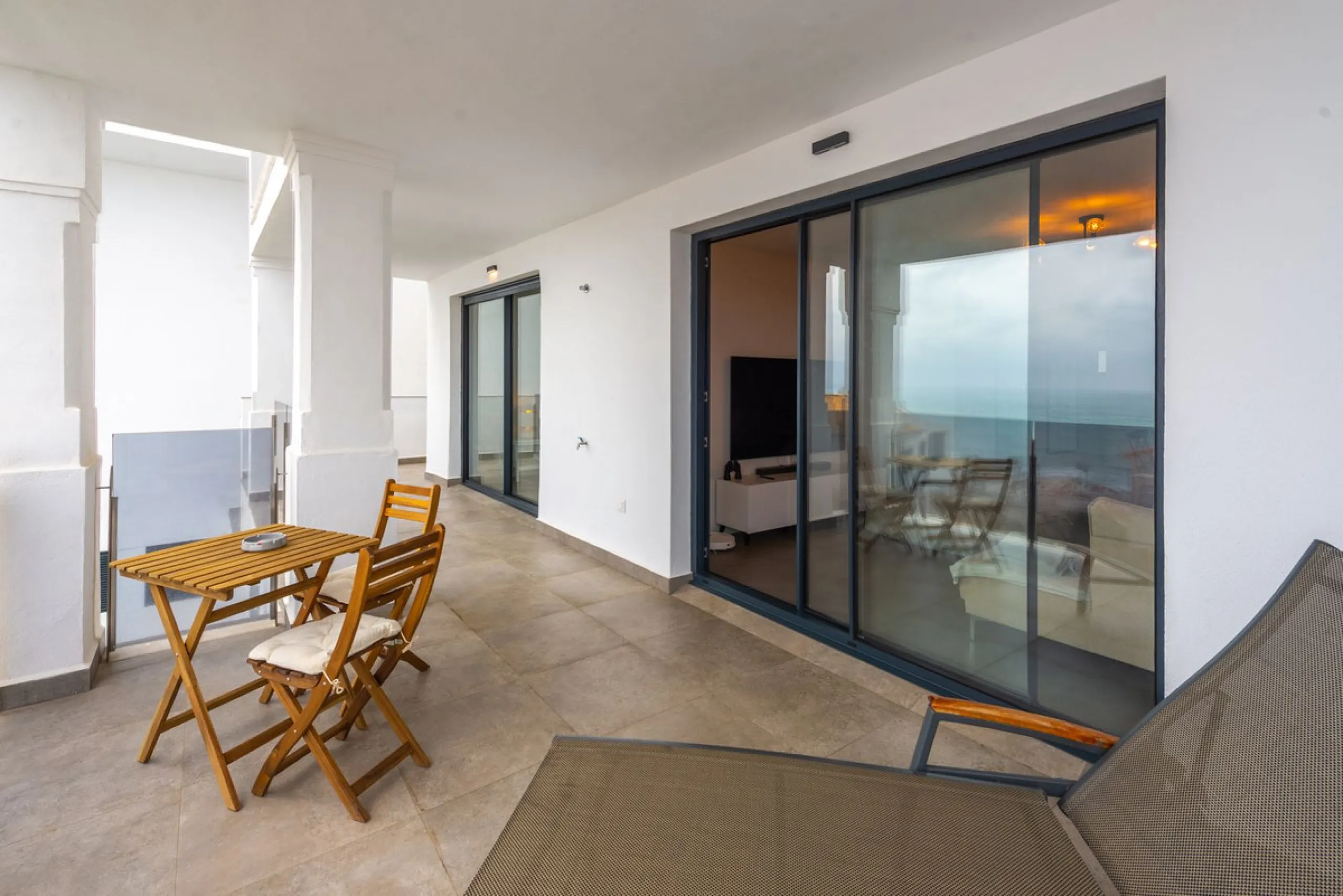 SEA FACING DEVELOPMENT, WALK TO THE BEACHES.  Ideally located only 200 meters from the golden beach of Punta Paloma in Manilva and just a few minutes drive to the charming LA DUQUESA PORT & SOTOGRANDE with its restaurants, cafés and bars. This luxury 3 be