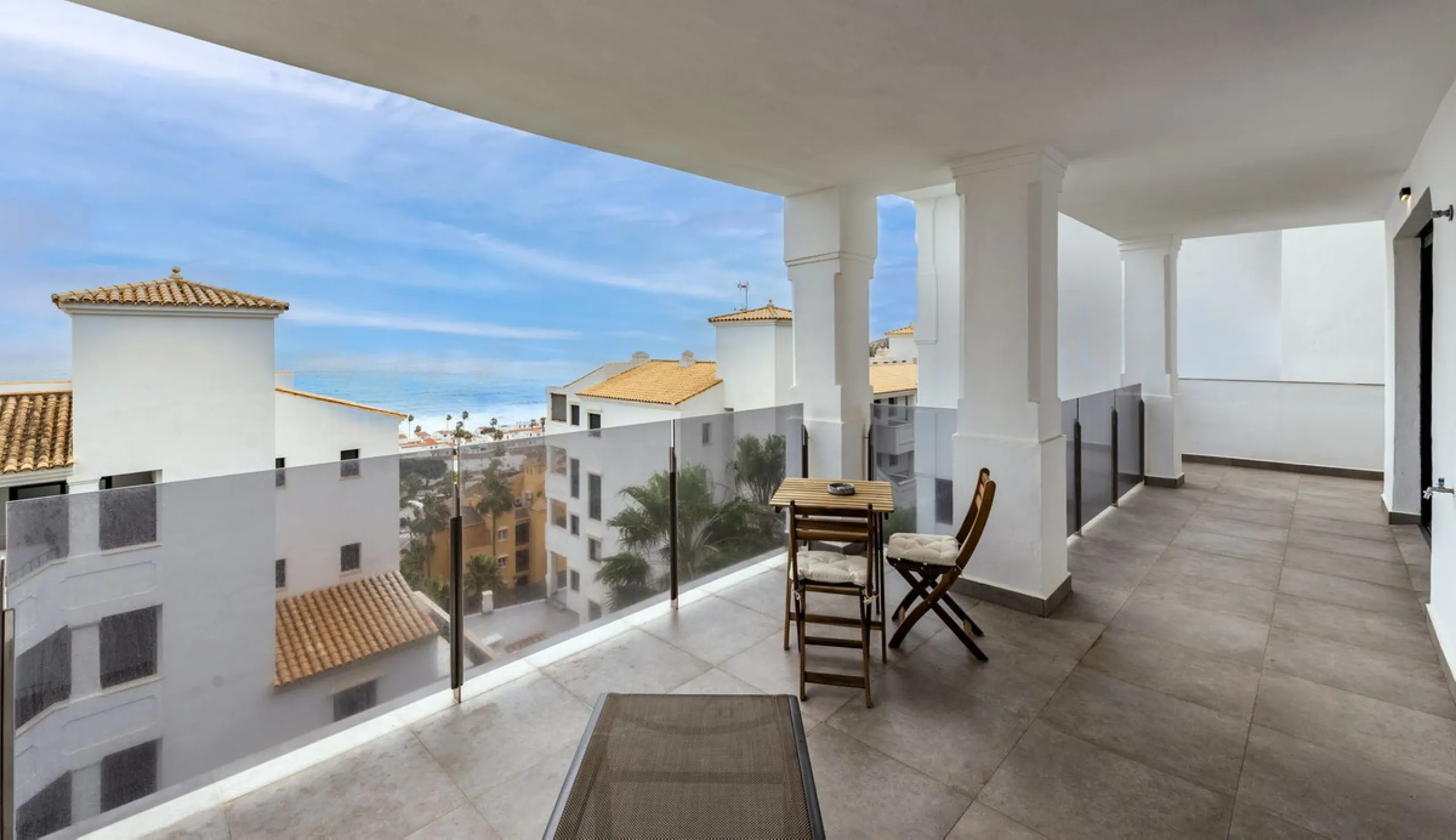 SEA FACING DEVELOPMENT, WALK TO THE BEACHES.  Ideally located only 200 meters from the golden beach of Punta Paloma in Manilva and just a few minutes drive to the charming LA DUQUESA PORT & SOTOGRANDE with its restaurants, cafés and bars. This luxury 3 be