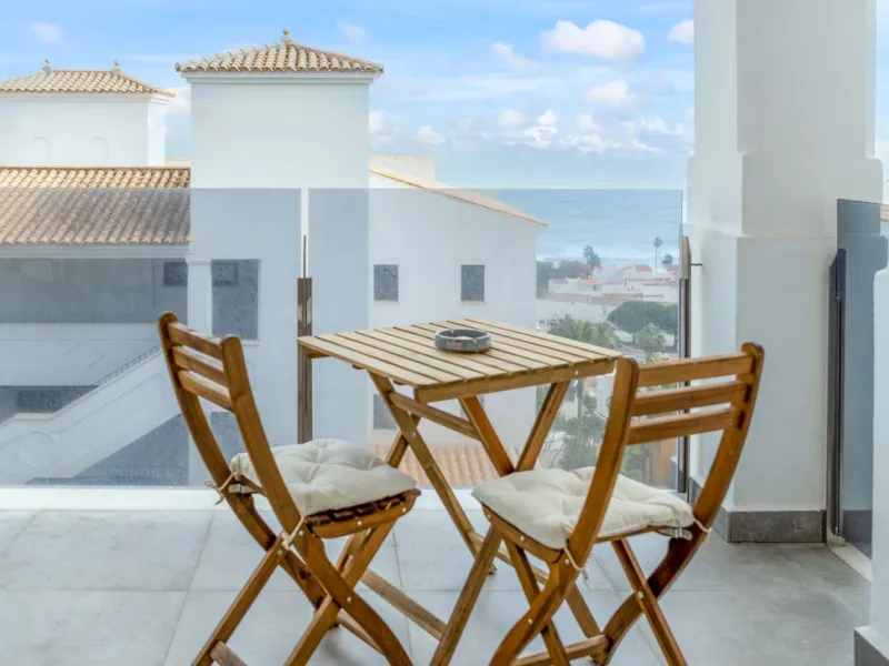 SEA FACING DEVELOPMENT, WALK TO THE BEACHES.  Ideally located only 200 meters from the golden beach of Punta Paloma in Manilva and just a few minutes drive to the charming LA DUQUESA PORT & SOTOGRANDE with its restaurants, cafés and bars. This luxury 3 be