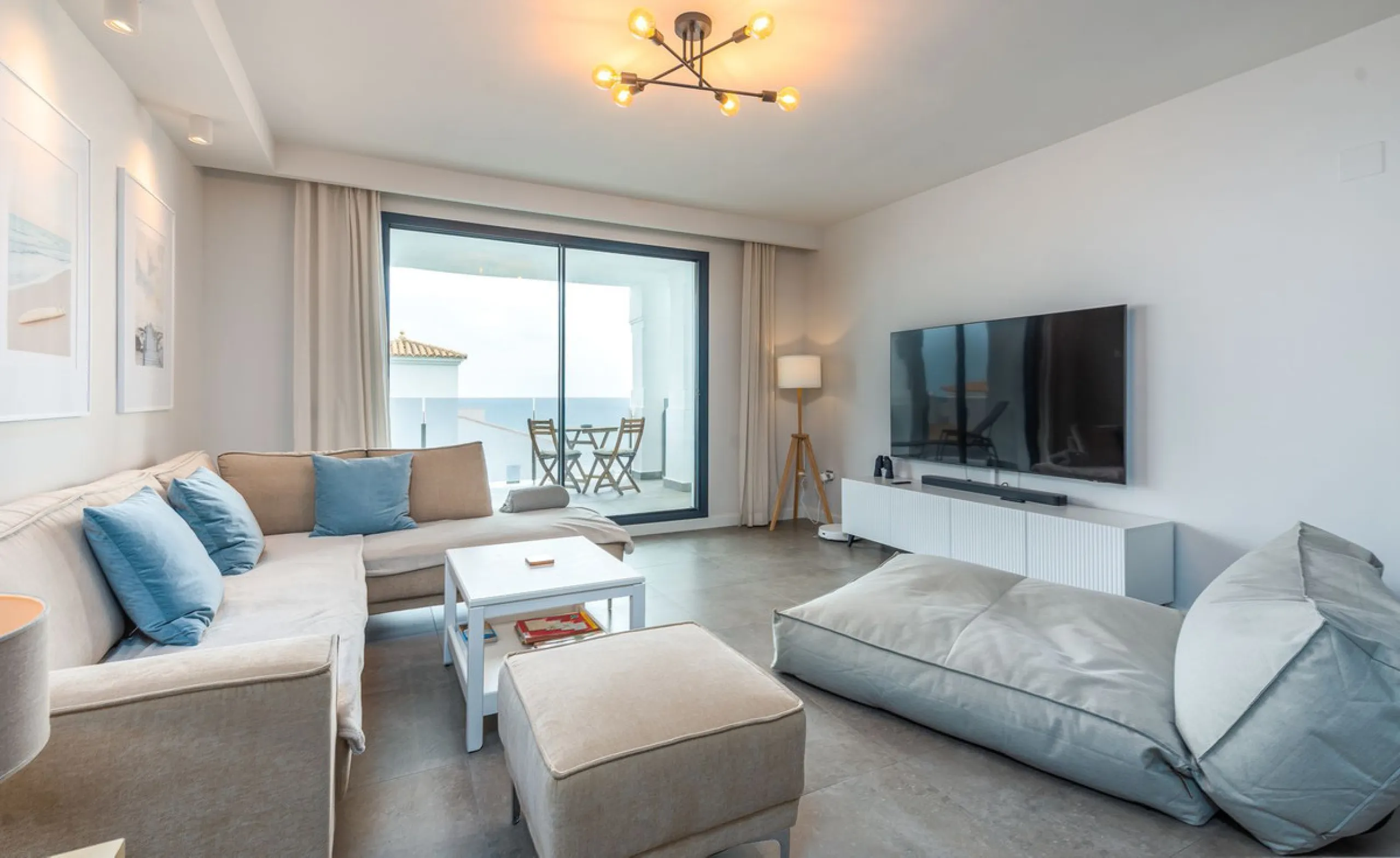 SEA FACING DEVELOPMENT, WALK TO THE BEACHES.  Ideally located only 200 meters from the golden beach of Punta Paloma in Manilva and just a few minutes drive to the charming LA DUQUESA PORT & SOTOGRANDE with its restaurants, cafés and bars. This luxury 3 be