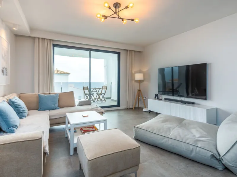 SEA FACING DEVELOPMENT, WALK TO THE BEACHES.  Ideally located only 200 meters from the golden beach of Punta Paloma in Manilva and just a few minutes drive to the charming LA DUQUESA PORT & SOTOGRANDE with its restaurants, cafés and bars. This luxury 3 be