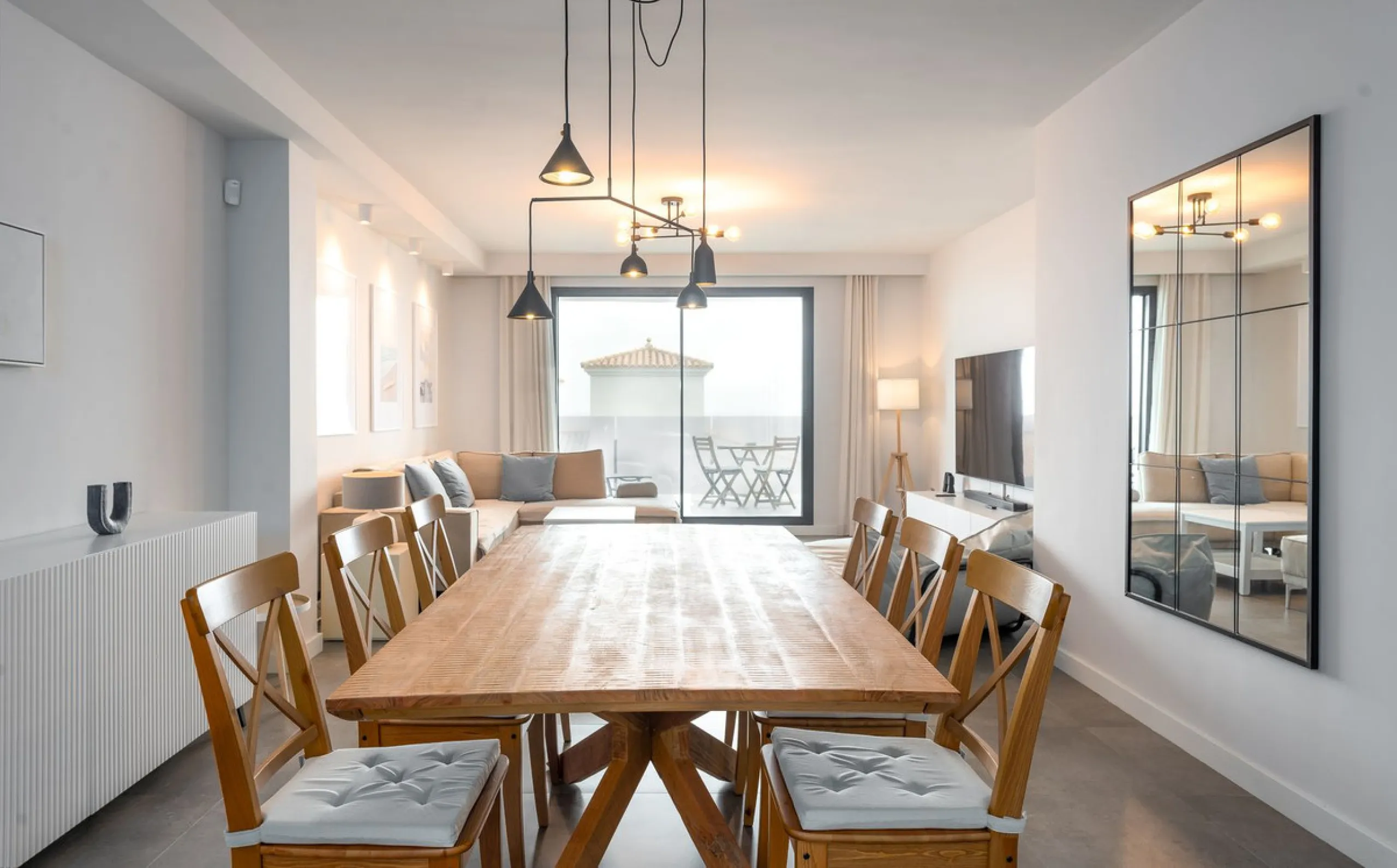 SEA FACING DEVELOPMENT, WALK TO THE BEACHES.  Ideally located only 200 meters from the golden beach of Punta Paloma in Manilva and just a few minutes drive to the charming LA DUQUESA PORT & SOTOGRANDE with its restaurants, cafés and bars. This luxury 3 be