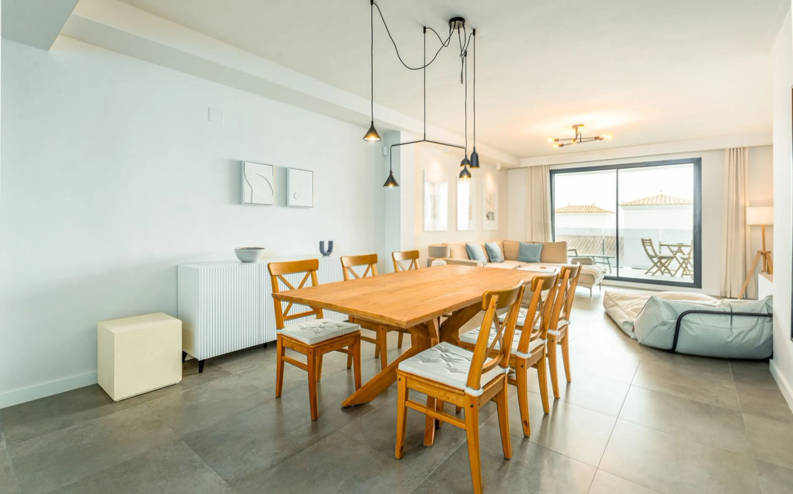 SEA FACING DEVELOPMENT, WALK TO THE BEACHES.  Ideally located only 200 meters from the golden beach of Punta Paloma in Manilva and just a few minutes drive to the charming LA DUQUESA PORT & SOTOGRANDE with its restaurants, cafés and bars. This luxury 3 be
