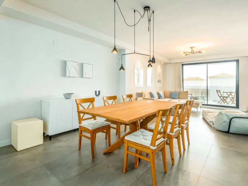 SEA FACING DEVELOPMENT, WALK TO THE BEACHES.  Ideally located only 200 meters from the golden beach of Punta Paloma in Manilva and just a few minutes drive to the charming LA DUQUESA PORT & SOTOGRANDE with its restaurants, cafés and bars. This luxury 3 be
