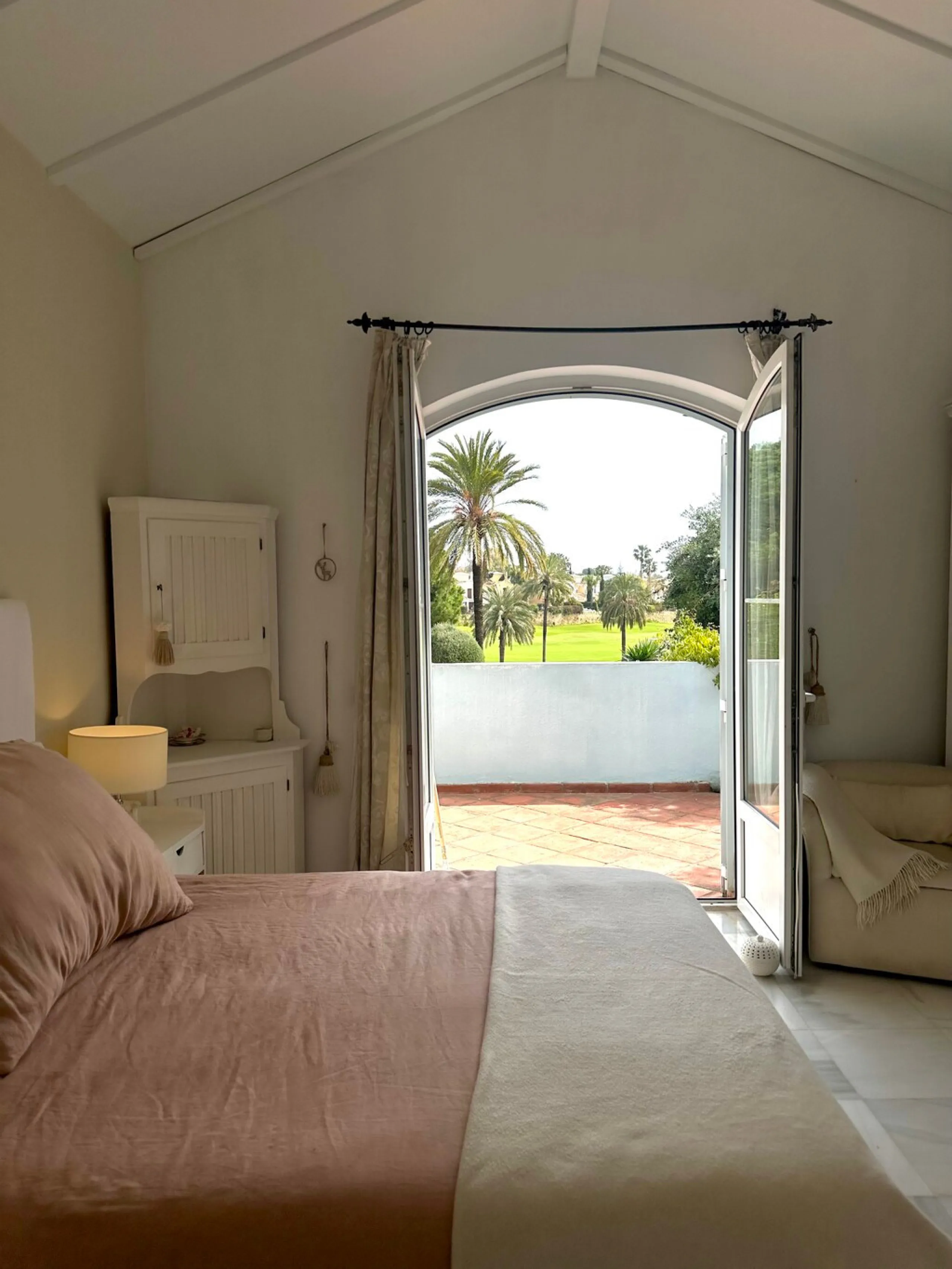 A fantastic opportunity to renovate and add value in one of the most sought-after golf locations on the coast.