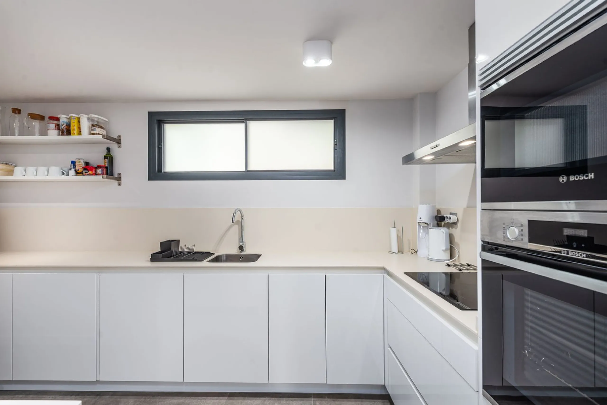 SEA FACING DEVELOPMENT, WALK TO THE BEACHES.  Ideally located only 200 meters from the golden beach of Punta Paloma in Manilva and just a few minutes drive to the charming LA DUQUESA PORT & SOTOGRANDE with its restaurants, cafés and bars. This luxury 3 be