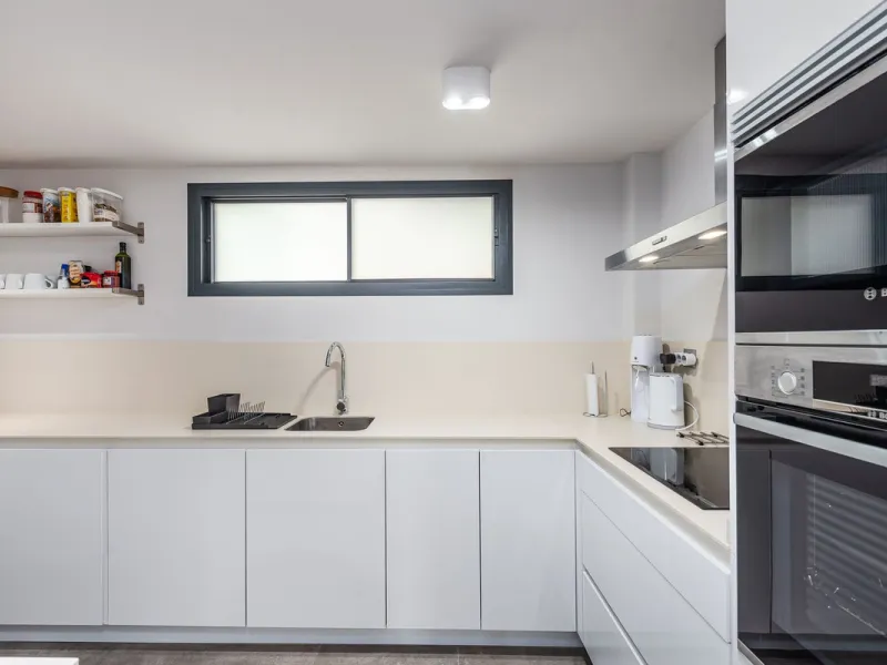 SEA FACING DEVELOPMENT, WALK TO THE BEACHES.  Ideally located only 200 meters from the golden beach of Punta Paloma in Manilva and just a few minutes drive to the charming LA DUQUESA PORT & SOTOGRANDE with its restaurants, cafés and bars. This luxury 3 be