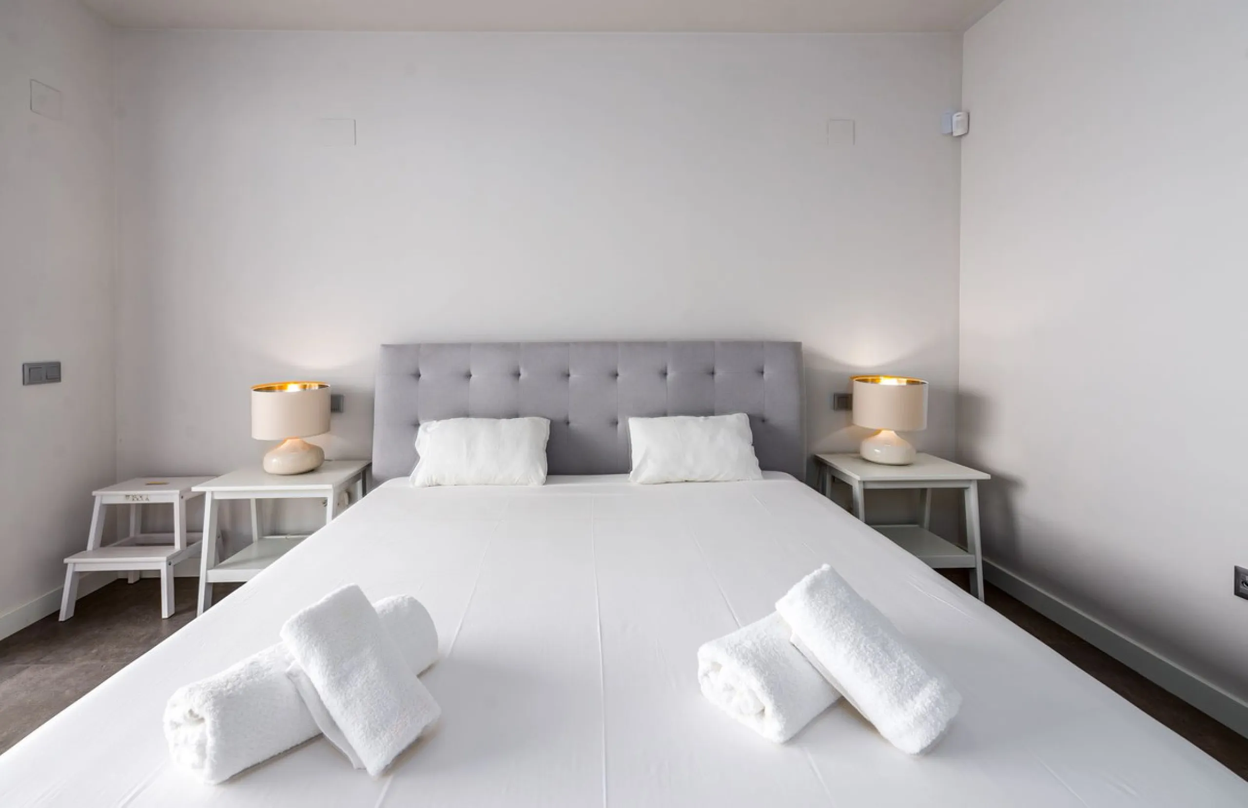 SEA FACING DEVELOPMENT, WALK TO THE BEACHES.  Ideally located only 200 meters from the golden beach of Punta Paloma in Manilva and just a few minutes drive to the charming LA DUQUESA PORT & SOTOGRANDE with its restaurants, cafés and bars. This luxury 3 be