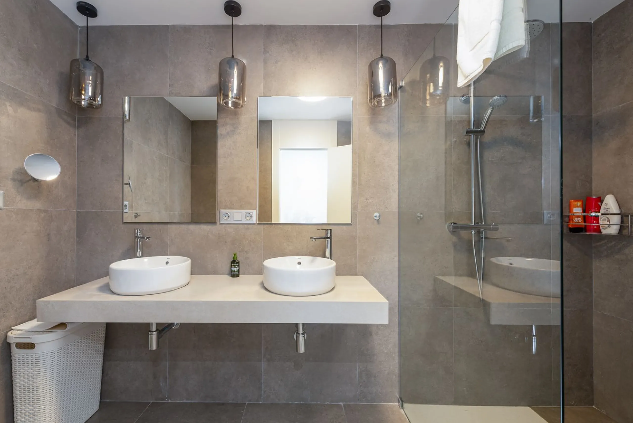 SEA FACING DEVELOPMENT, WALK TO THE BEACHES.  Ideally located only 200 meters from the golden beach of Punta Paloma in Manilva and just a few minutes drive to the charming LA DUQUESA PORT & SOTOGRANDE with its restaurants, cafés and bars. This luxury 3 be