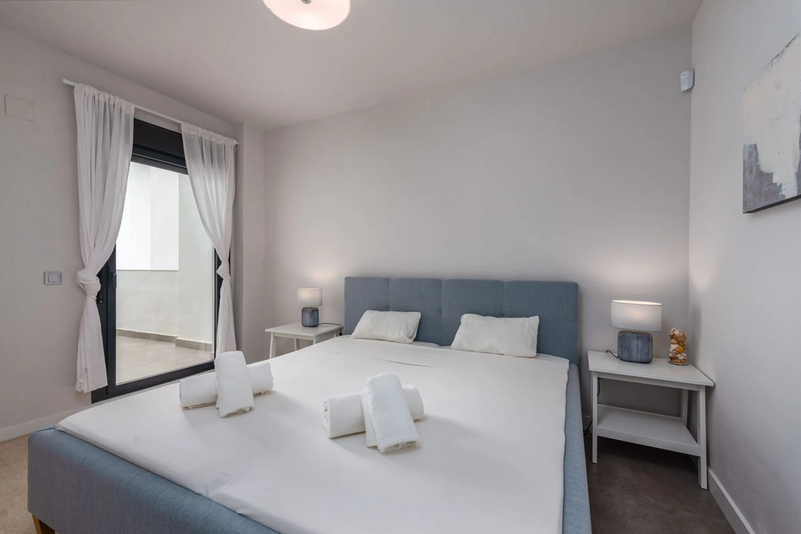 SEA FACING DEVELOPMENT, WALK TO THE BEACHES.  Ideally located only 200 meters from the golden beach of Punta Paloma in Manilva and just a few minutes drive to the charming LA DUQUESA PORT & SOTOGRANDE with its restaurants, cafés and bars. This luxury 3 be