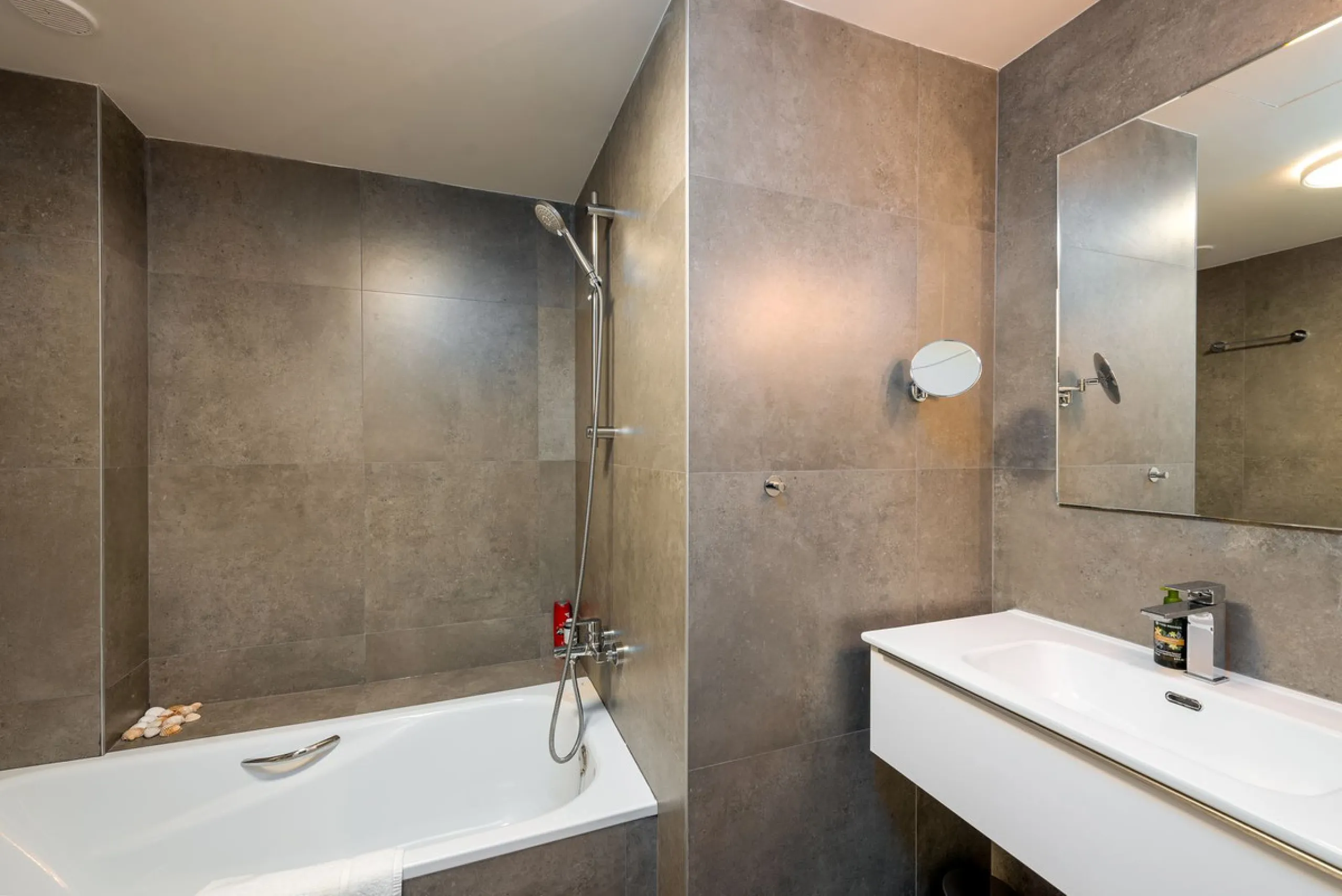 SEA FACING DEVELOPMENT, WALK TO THE BEACHES.  Ideally located only 200 meters from the golden beach of Punta Paloma in Manilva and just a few minutes drive to the charming LA DUQUESA PORT & SOTOGRANDE with its restaurants, cafés and bars. This luxury 3 be
