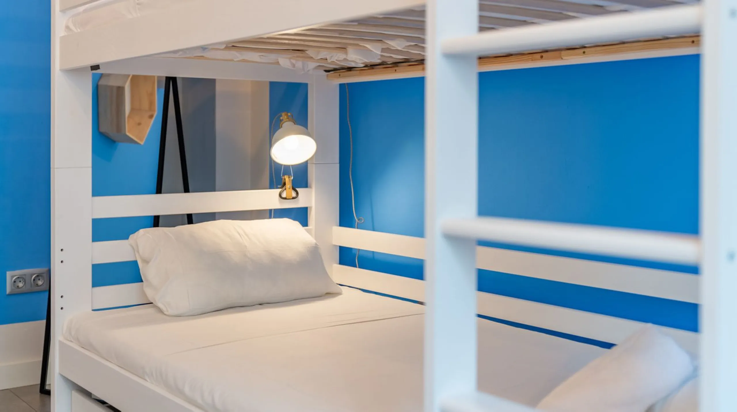 SEA FACING DEVELOPMENT, WALK TO THE BEACHES.  Ideally located only 200 meters from the golden beach of Punta Paloma in Manilva and just a few minutes drive to the charming LA DUQUESA PORT & SOTOGRANDE with its restaurants, cafés and bars. This luxury 3 be