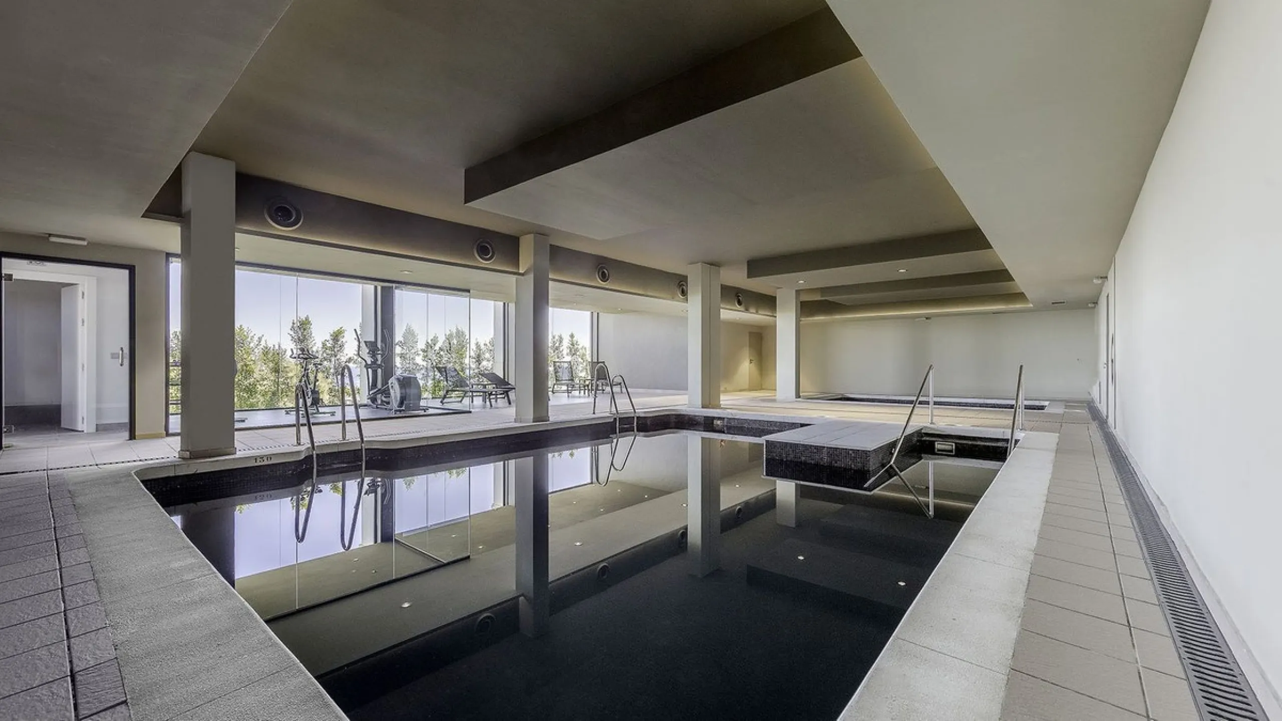 SEA FACING DEVELOPMENT, WALK TO THE BEACHES.  Ideally located only 200 meters from the golden beach of Punta Paloma in Manilva and just a few minutes drive to the charming LA DUQUESA PORT & SOTOGRANDE with its restaurants, cafés and bars. This luxury 3 be