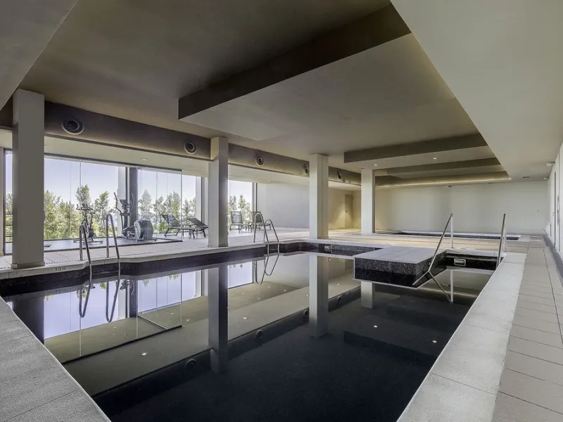 SEA FACING DEVELOPMENT, WALK TO THE BEACHES.  Ideally located only 200 meters from the golden beach of Punta Paloma in Manilva and just a few minutes drive to the charming LA DUQUESA PORT & SOTOGRANDE with its restaurants, cafés and bars. This luxury 3 be