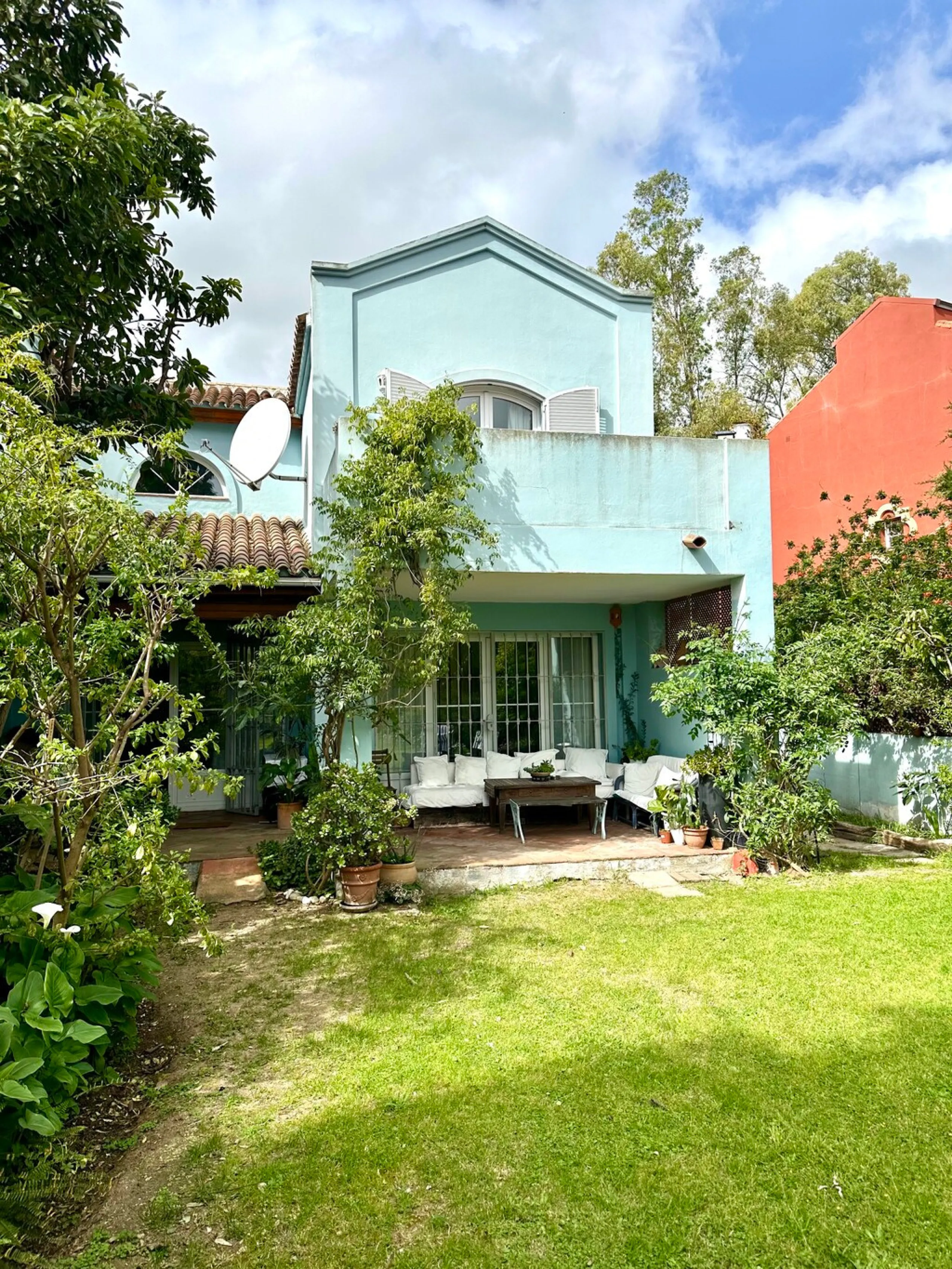 A fantastic opportunity to renovate and add value in one of the most sought-after golf locations on the coast.