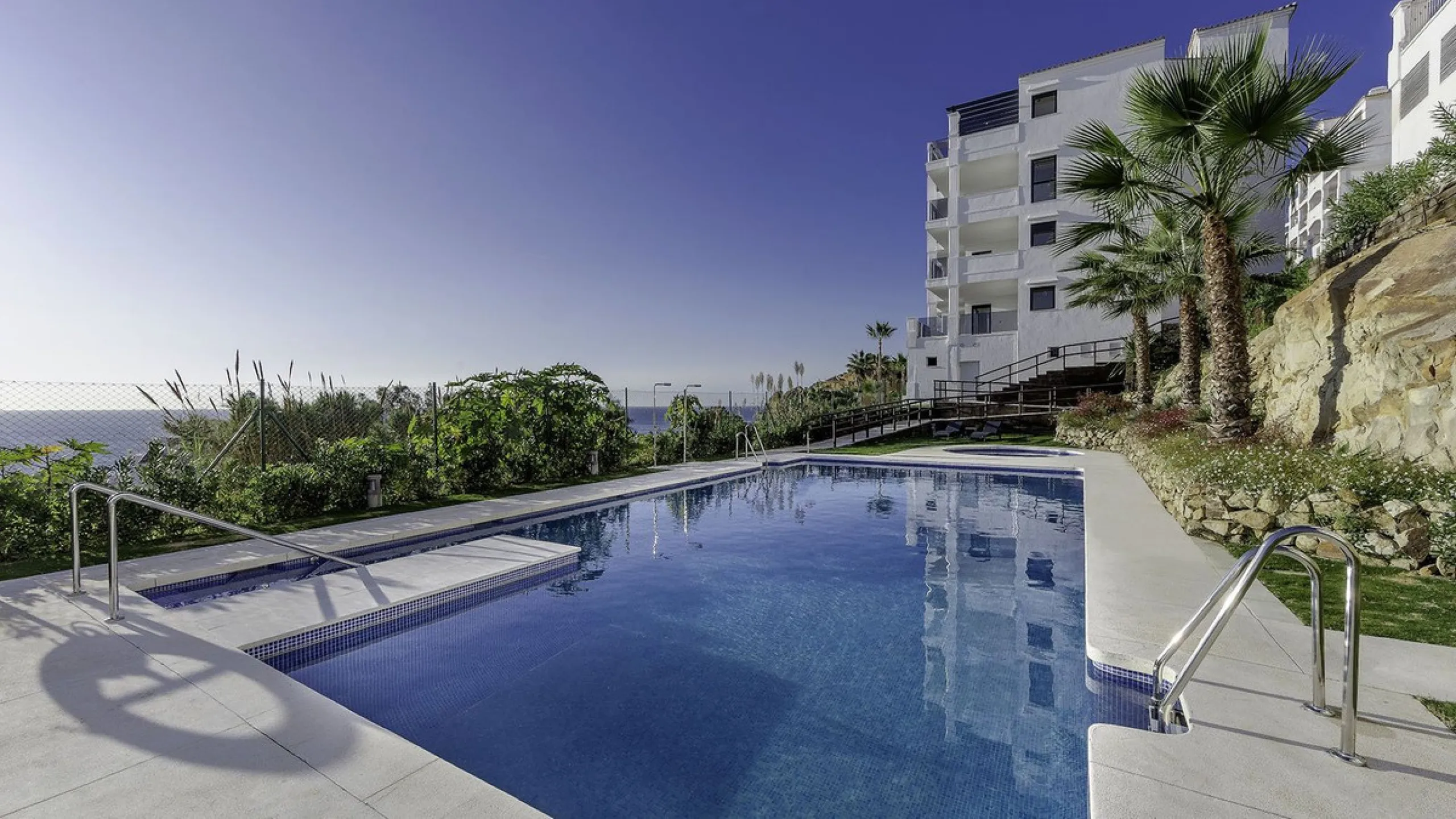 SEA FACING DEVELOPMENT, WALK TO THE BEACHES.  Ideally located only 200 meters from the golden beach of Punta Paloma in Manilva and just a few minutes drive to the charming LA DUQUESA PORT & SOTOGRANDE with its restaurants, cafés and bars. This luxury 3 be