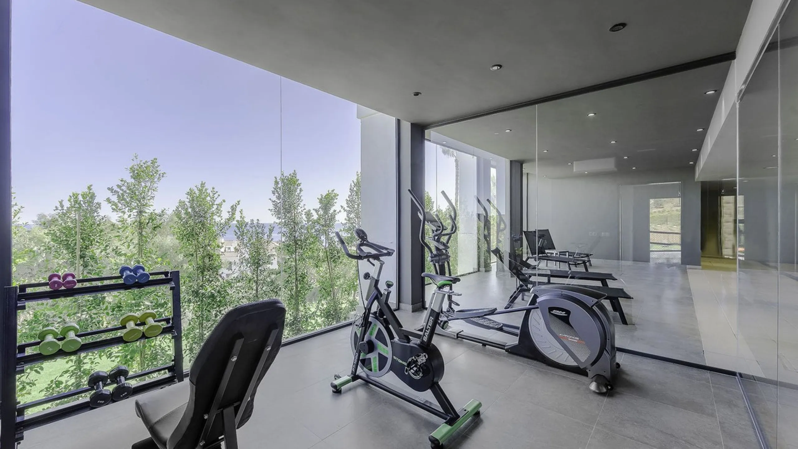 SEA FACING DEVELOPMENT, WALK TO THE BEACHES.  Ideally located only 200 meters from the golden beach of Punta Paloma in Manilva and just a few minutes drive to the charming LA DUQUESA PORT & SOTOGRANDE with its restaurants, cafés and bars. This luxury 3 be