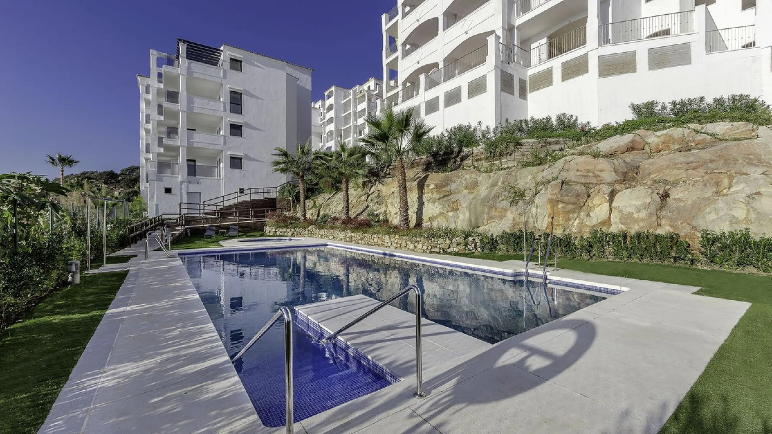 SEA FACING DEVELOPMENT, WALK TO THE BEACHES.  Ideally located only 200 meters from the golden beach of Punta Paloma in Manilva and just a few minutes drive to the charming LA DUQUESA PORT & SOTOGRANDE with its restaurants, cafés and bars. This luxury 3 be