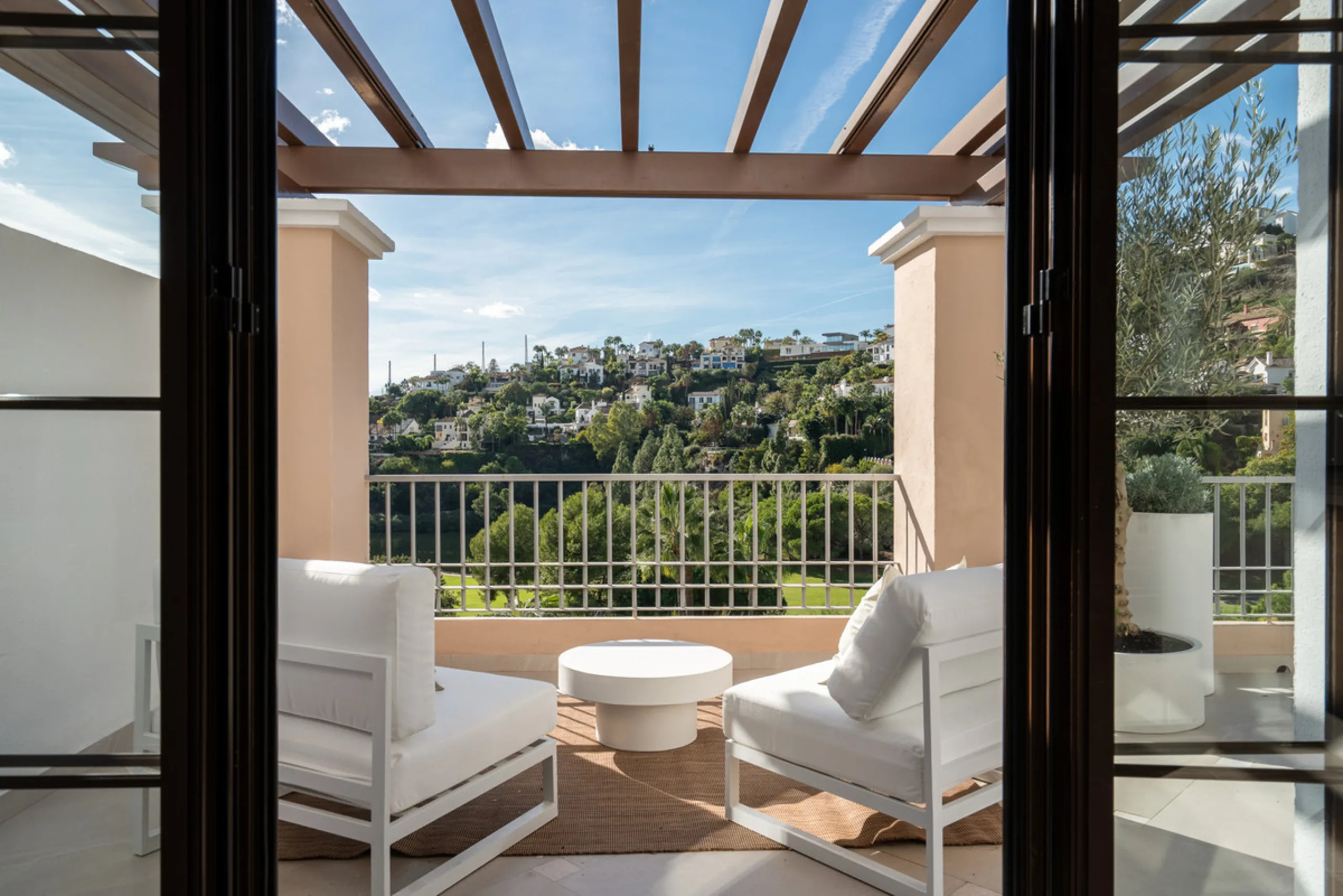Apartment - Penthouse в продаже в Benahavís, Málaga. В доме 3 спален и 3 ванных комнат. Площадь дома 150 м²