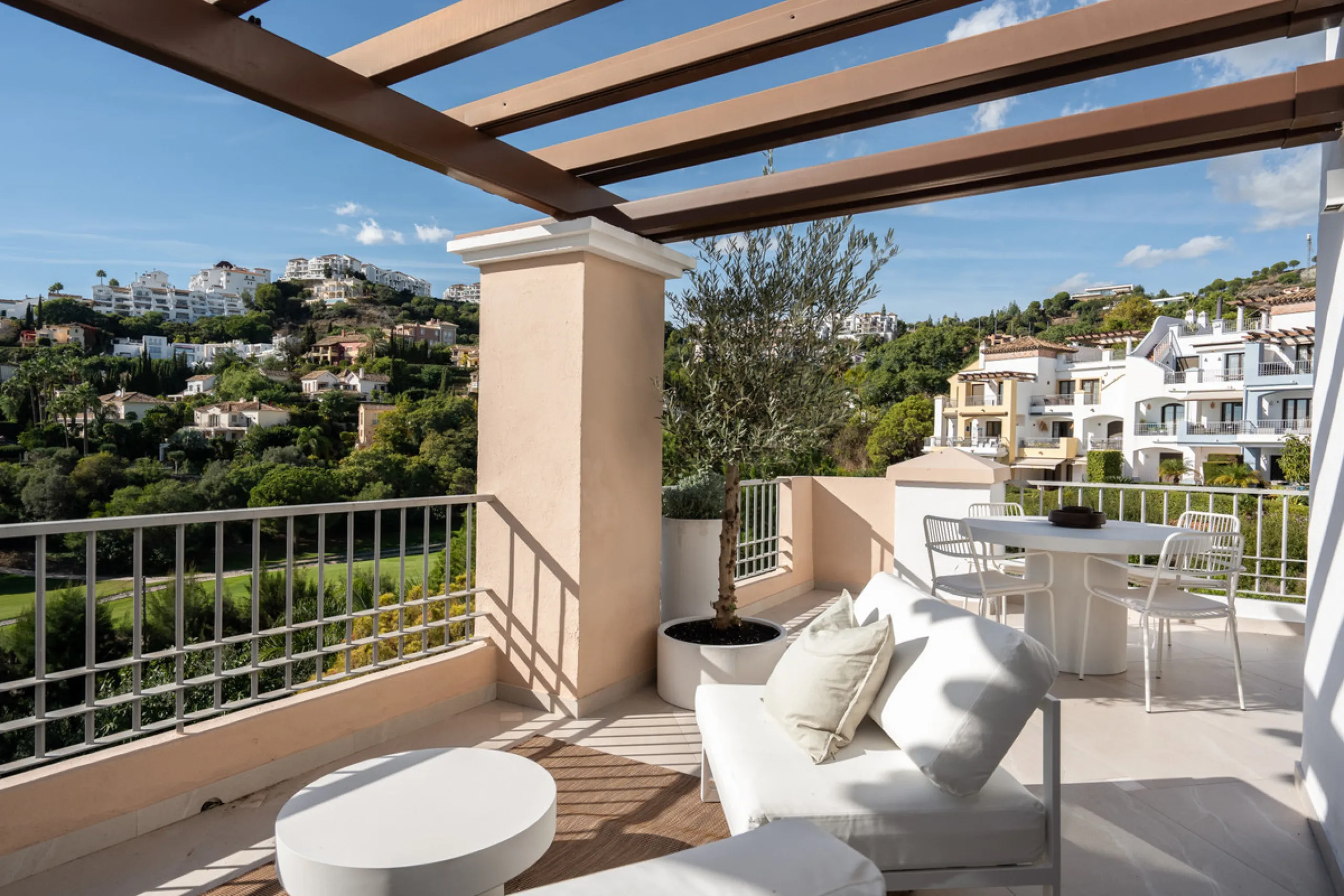 Apartment - Penthouse в продаже в Benahavís, Málaga. В доме 3 спален и 3 ванных комнат. Площадь дома 150 м²